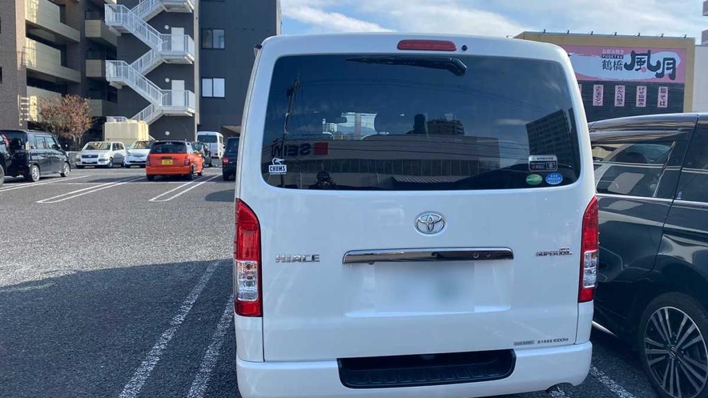 ハイエースの荷室で何人横になれるのか
